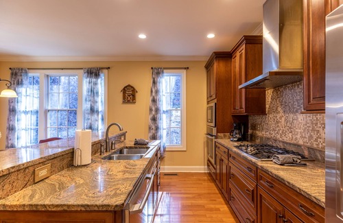 Altamont House | Pisgah Retreat at Linville Falls - Beautiful Pet Friendly Mountain Home with Hot Tub & Views