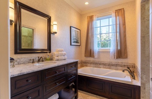 Altamont House | Pisgah Retreat at Linville Falls - Beautiful Pet Friendly Mountain Home with Hot Tub & Views