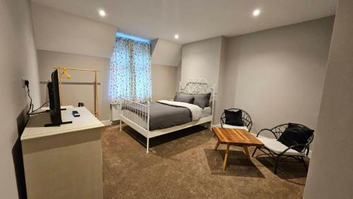 Thames Ditton Apartment | Place to Stay in Thames Ditton