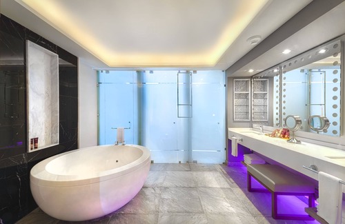 Costa Mujeres Hotel | Planet Hollywood Cancun Adult Scene by Royalton, An Autograph Collection® All-Inclusive Resort - Adults Only
