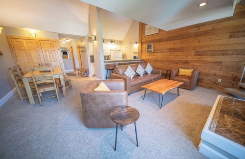 Lakeside Village Condo | Plaza 1408