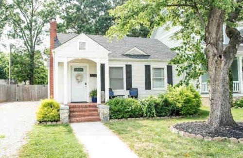 Villa Heights House | Plaza Bungalow near Uptown, NoDa, light rail!
