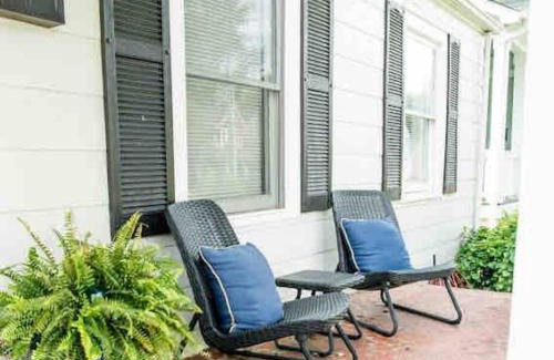 Villa Heights House | Plaza Bungalow near Uptown, NoDa, light rail!