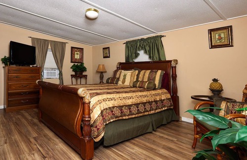 Homosassa Bed & Breakfast | Pleasant Days B&b Tropical Master Suite.