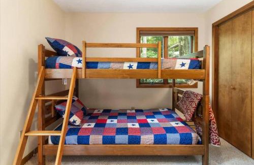 Pocono Pines House | Pocono Chalet/4 BDRMS/Fireplace