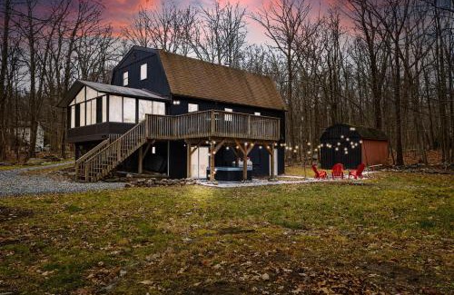 East Stroudsburg House | Pocono Luxury Retreat - Games Hot tub and More