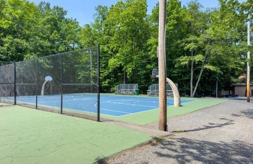 East Stroudsburg House | Pocono Retreat - Hot Tub, Sauna, Lake Access