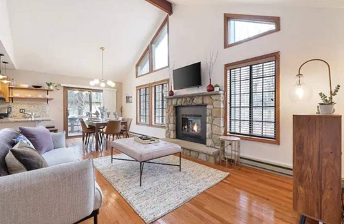 Pocono Pines Cottage | PoconoPines, Fireplace, King Bd, Pets, Skiing