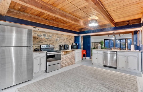 Sciota Cabin | *Poconos Cave Indoor Heated Pool/Private Pond*