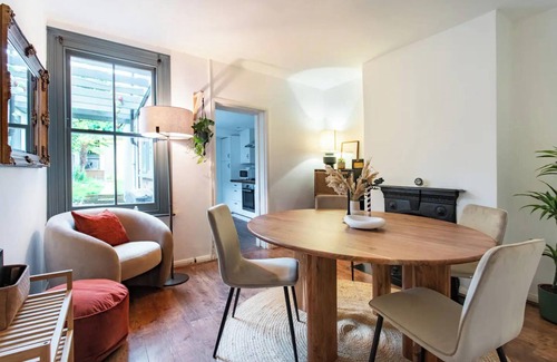 Walthamstow Apartment | Poet's Corner - Charming Victorian Home