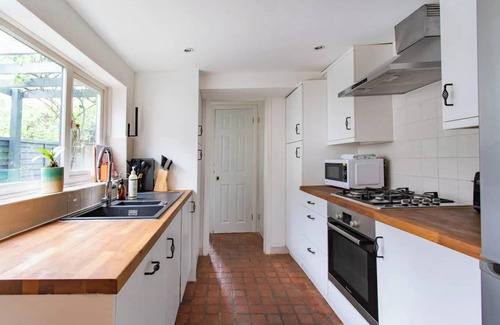 Walthamstow Apartment | Poet's Corner - Charming Victorian Home