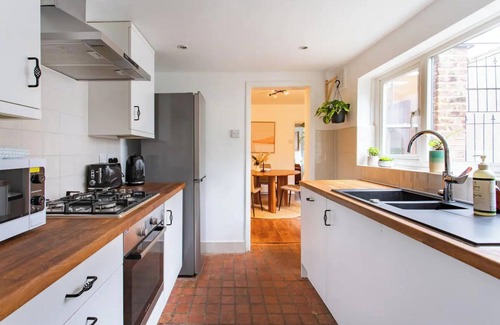 Walthamstow Apartment | Poet's Corner - Charming Victorian Home