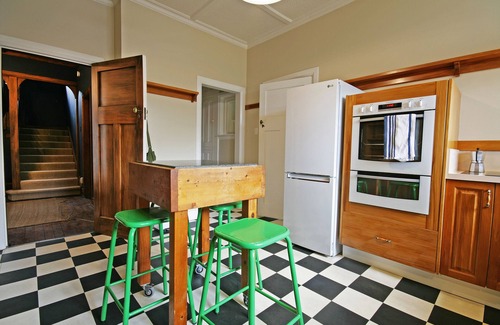 New Plymouth House | Pohutukawa House - New Plymouth Holiday Home