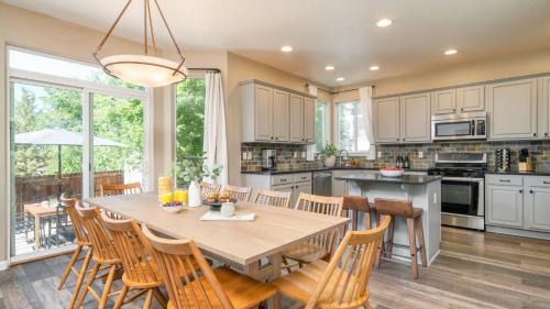 Mountain View House | Ponderosa Pines by AvantStay Gorgeous Deck 10 mins from Central Bend Family Friendly