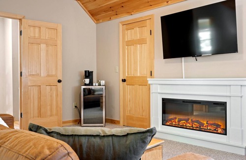 Sunday River Area Ski Chalet | Pool, 4K Movie Theater, Game Room, Pet Friendly