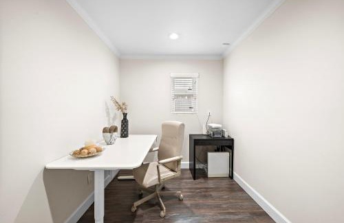 Garden Oaks House | Pool Home Nr Heights, Dt Games Wifi Bbq Yard