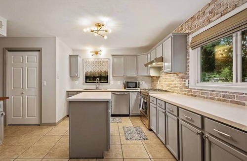 Bellview House | Pool House! Fire Pit~BBQ~ Family Friendly