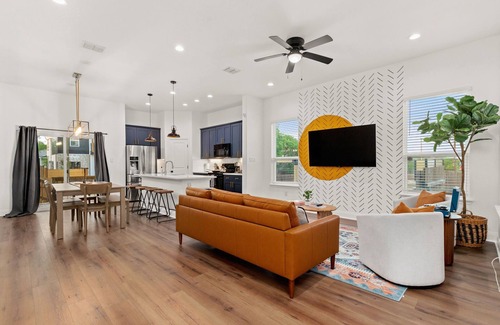 Denver Heights House | Pool-MovieTheater-KING BED & 5 minutes from the Alamodome & Riverwalk