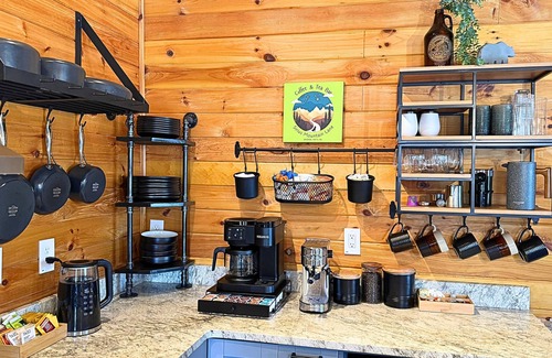 Morganton Cabin | 💦Pool -Mtn Views⛰️Dog Friendly🐕 2 King Beds-Coffee/Tea Bar 🔥Fire Pit
