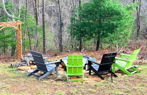 Morganton Cabin | 💦Pool -Mtn Views⛰️Dog Friendly🐕 2 King Beds-Coffee/Tea Bar 🔥Fire Pit