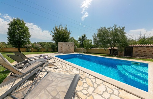 Visnjan Villa | Pool. Sun loungers, 1300m2 garden plot, quiet location, table tennis