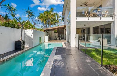 Calamvale House | Pool Table and Resort Pool 4BR Holiday Paradise