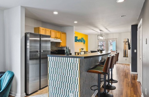 Hope Gardens House | Pool Table, WALK to Downtown, Bars + Farmers Market