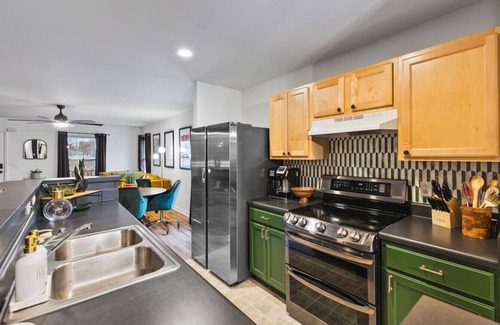 Hope Gardens House | Pool Table, WALK to Downtown, Bars + Farmers Market