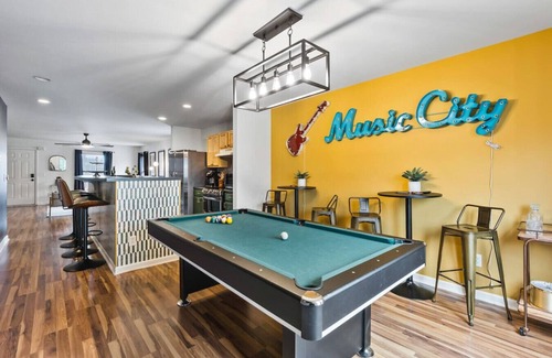 Hope Gardens House | Pool Table, WALK to Downtown, Bars + Farmers Market