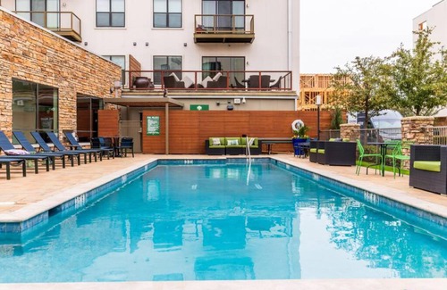 Dallas Apartment | POOL VIEW TWO BEDROOM SUITE CENTRAL DALLAS FREE PARKING INTERNEt
