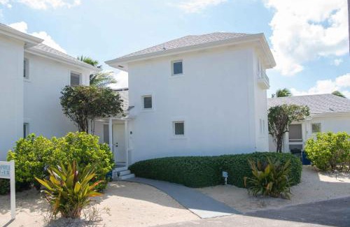 Rum Point Apartment | Pools of the Kai 10