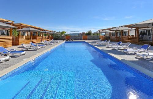 Turanj House | Poolside Mobile Home