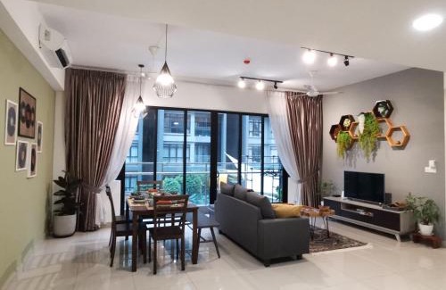 Shah Alam Apartment | POOLVIEW Geniehome 3BR Free100mbps and Carpark at Utropolis Shah Alam