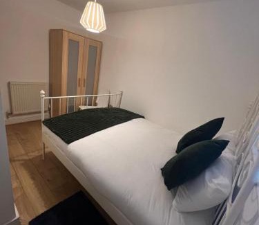 Tower Hamlets Apartment | Poplar Canary Wharf O2 Excel London