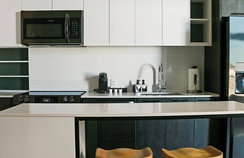 Southwest Apartment | PoplarHouse 1BD+Den 2