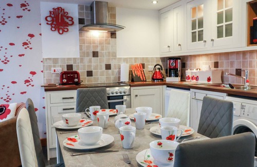 Bicton Cottage | POPPY COTTAGE, family friendly, with a garden in Aylesbeare