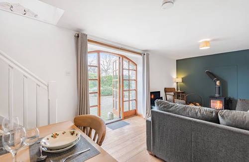 Henllan Cottage | POPTY BACH, pet friendly, character holiday cottage in Henllan