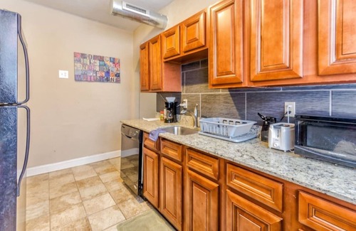 DeBaliviere Place Condo | Popular King + Queen Beds-Steps to Metrolink & Free Parking
