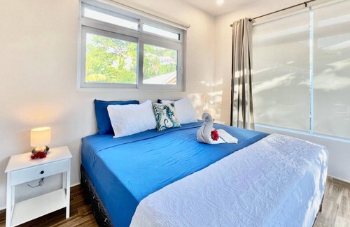 Pristine Bay Apartment | Poquito de Paraiso @Coral Views, French Harbour