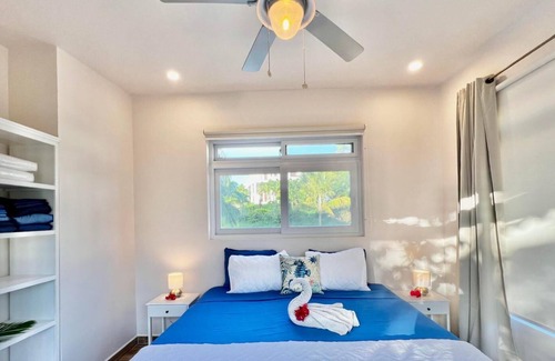 Pristine Bay Apartment | Poquito de Paraiso @Coral Views, French Harbour