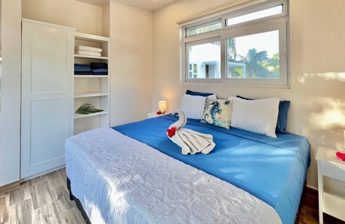 Pristine Bay Apartment | Poquito de Paraiso @Coral Views, French Harbour