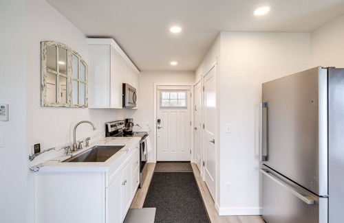 Retsil Apartment | Port Orchard Guest House - Walk to Bay Street!