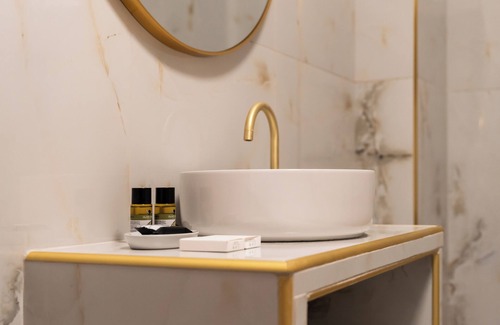 Adamas Apartment | Portiani Suites