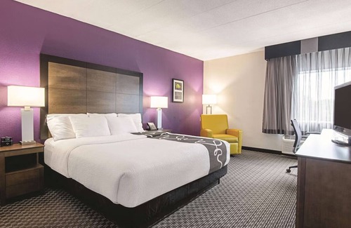 Portland Hotel | Portland Stay with Easy Access to Arts District & Complimentary Breakfast