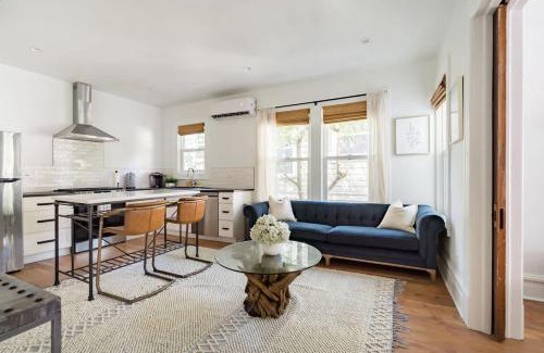 Uptown House | Posh Local 2BR - Boutiques & Eateries