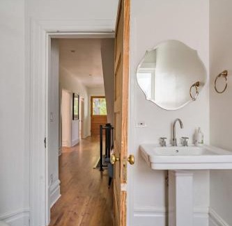 Uptown House | Posh Local 2BR - Boutiques & Eateries