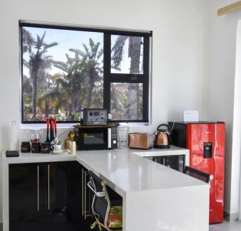 Humewood Apartment | Posh Spot Gold Unit beautiful Beach View Apartment Sleeps 2
