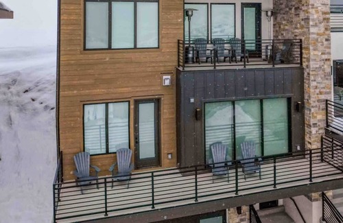 Hideout House | Postcard Views w/Luxury Touches & Hot Tub