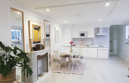 Ensanche Diputacion Apartment | Postiguet Beach apartment with a huge window overlooking the Marina