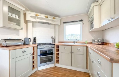 Praa Sands Ski Chalet | Pottsville Cabin - short walk to Praa Sands Beach